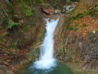Dritter Wasserfall mit grünem Pool